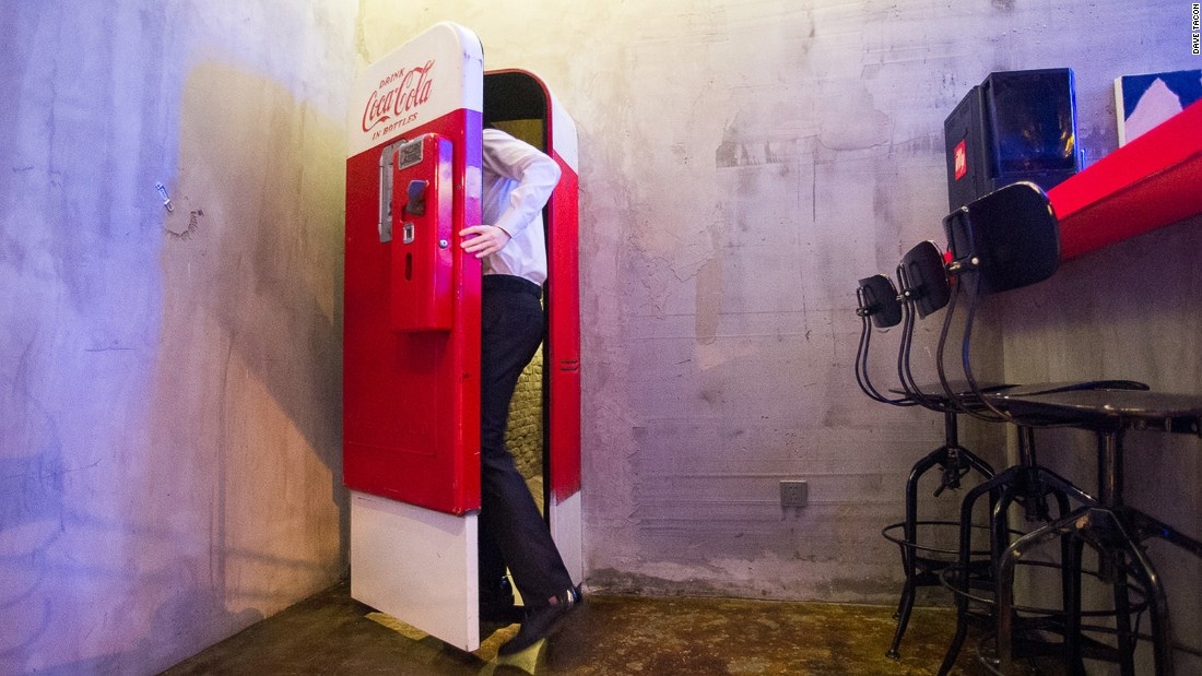 Flash: Nếu bạn thấy khát khi đang chu du Thượng Hải, máy bán Coca-Cola này sẽ giúp bạn giải khát theo một cách bất ngờ. Đây là lối vào bí mật của Flash, một quán bar chuyên phục vụ cocktail ở khu Tô Giới Pháp.