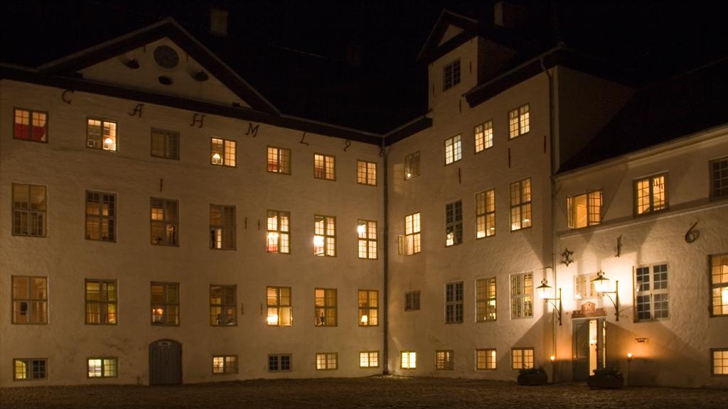 Đầu tiên phải kể đến giám mục Ronnow, người từng bị giam và qua đời tại đây. Nhiều người cho biết đã nghe thấy tiếng cầu kinh khi đi quanh sảnh của lâu đài. Hồn ma thứ hai là Bá tước xứ Bothwell đời thứ 4, một tù nhân chính trị đã phát điên và chết trong lâu đài. Các du khách cho biết có thể nghe thấy tiếng ông cưỡi ngựa đi lại trong sân. Hồn ma thứ 3 là Ejler Brockenhuus hay còn được gọi là “Địa chủ điên”. Brockenhuus bị xích vào tường lâu đài, ngày nay những ai nghỉ ở khách sạn vẫn có thể nghe thấy tiếng ông rên rỉ. Ảnh: Trulyexperiences.