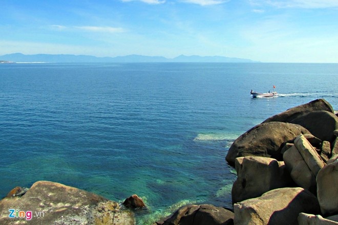 Chu du vịnh Vân Phong: Cách thành phố Nha Trang khoảng 80 km, vịnh Vân Phong hấp dẫn du khách bởi vẻ nguyên sơ. Được lênh đênh trên biển xanh biếc tham quan các hòn đảo, lặn ngắm san hô và thưởng thức hải sản tươi ngon là một trải nghiệm khó quên. Ảnh: Hải An.