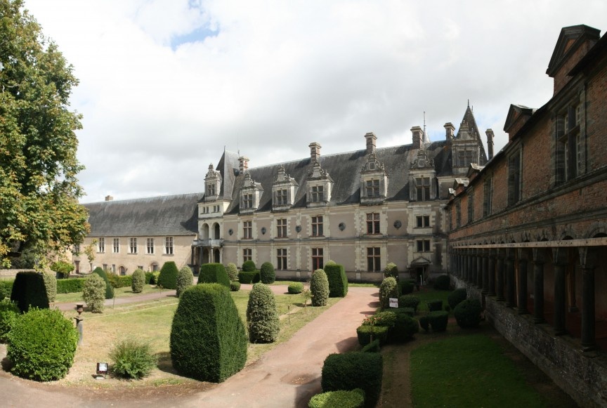 Château de Châteaubriant, Pháp: Lâu đài cổ xưa này được xây dựng từ thế kỷ 11 và những tin đồn về hồn ma xuất hiện từ thế kỷ 16, sau cái chết của Françoise de Foix - vợ Jean de Laval. De Laval được triệu tới gặp Vua Francis I và đã đưa vợ theo. Françoise nhanh chóng trở thành người thân cận của hoàng hậu và cũng là người tình của đức vua.