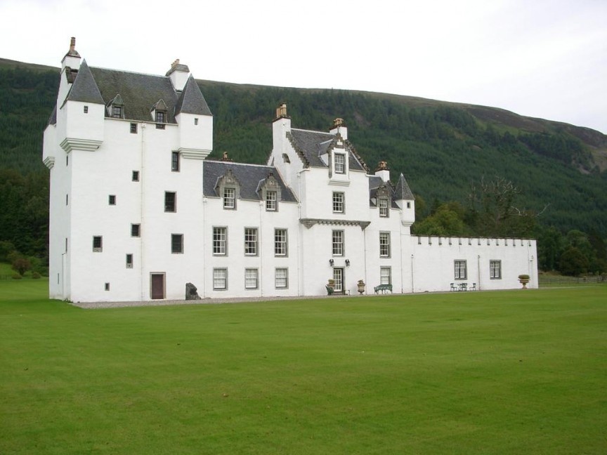 Lâu đài Meggernie Castle, Scotland: Được xây dựng vào thế kỷ 17, lâu đài này có một hồn ma khá vô hại, nếu không muốn nói là tinh nghịch: cô xuất hiện trước các vị khách và hôn trộm những người đàn ông đang ngủ. 