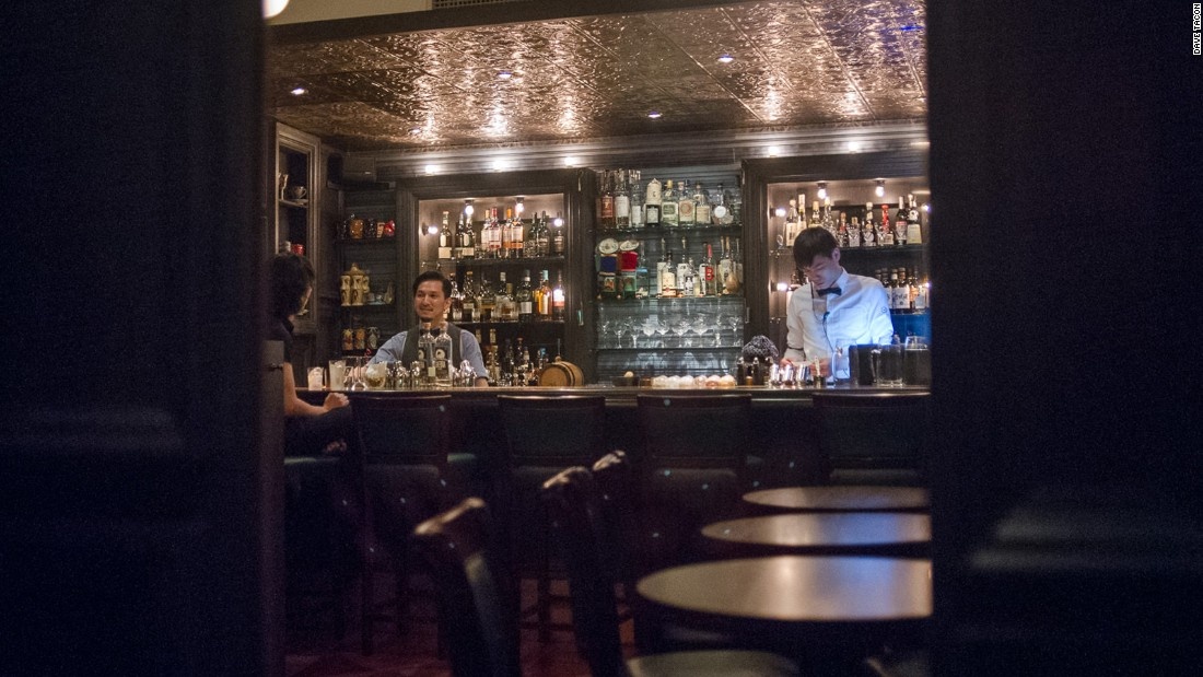 Speak Low: Speak Low là đứa con tinh thần của Shingo Gokan, người sáng lập quán Angel’s Share nổi tiếng ở New York, Mỹ. Quán bar này ẩn sau một giá sách trong quán chuyên bán dụng cụ pha chế.