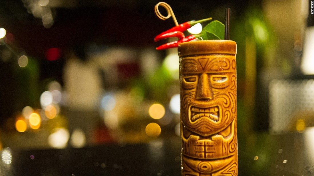 Một cốc Sichuan Sling - loại cocktail đặc biệt của Library Distillery - có Cachaca, nước ép bưởi, Grand Marnier, nước tonic, mật ong và được trang trí bằng ớt Tứ Xuyên.