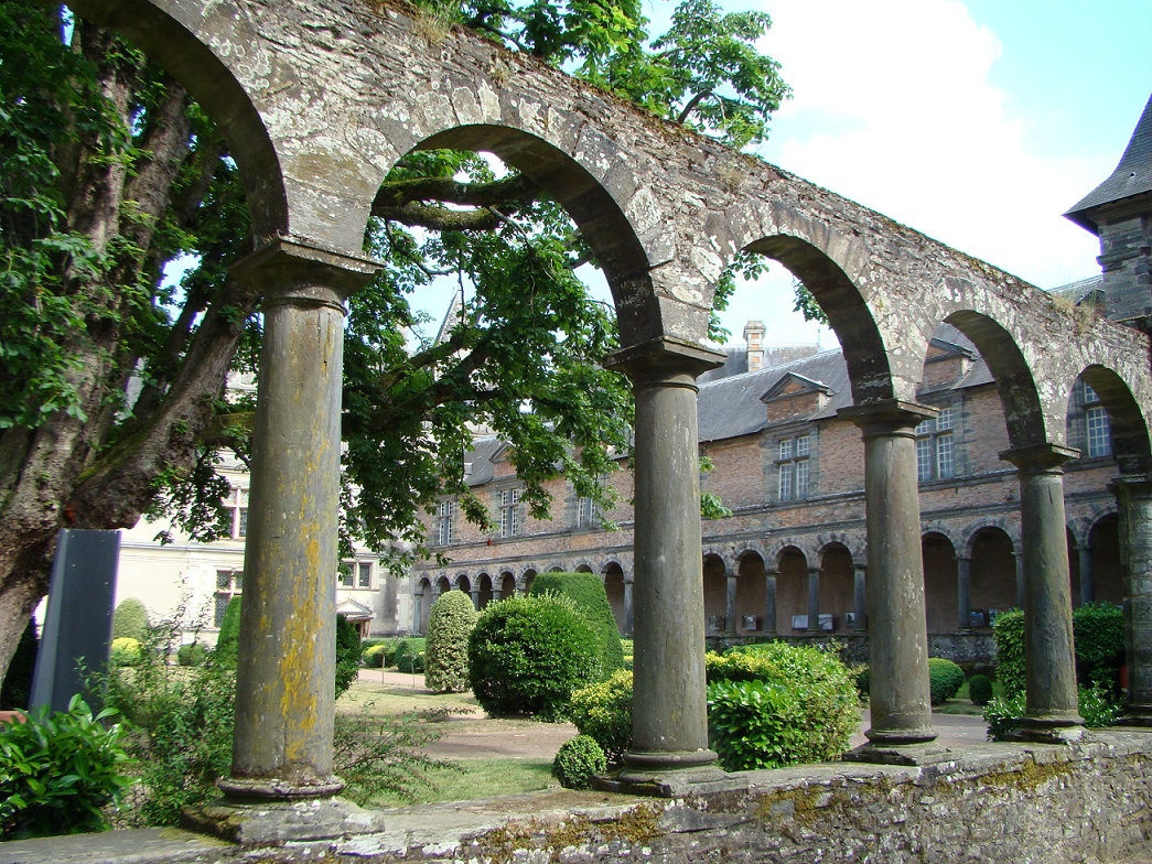 Françoise đã qua đời một cách bí ẩn vào tháng 10/1537. Người ta đồn rằng Jean de Laval đã đầu độc bà sau khi biết vợ mình ngoại tình với đức vua. Trong hàng trăm năm, linh hồn bà xuất hiện vào ngày mất, lang thang vô định dọc những hành lang trong lâu đài. Ảnh: Ferme-de-vacances-35.wifeo.com