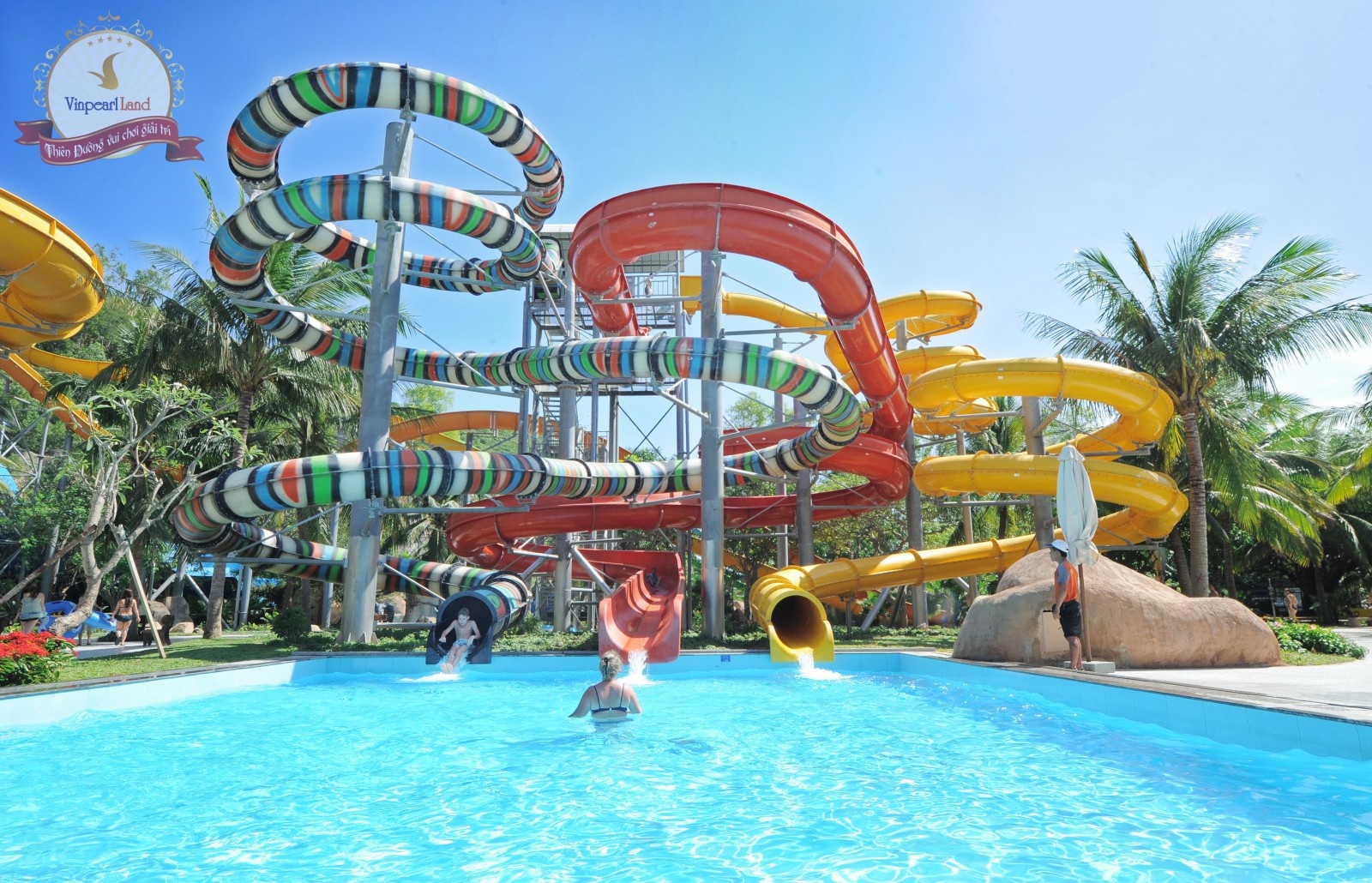 Thăm Vinpearl Land: Tới Nha Trang, du khách không thể bỏ qua khu vui chơi giải trí Vinpearl Land, với hệ thống cáp treo qua biển cùng nhiều trò chơi cảm giác mạnh thú vị.  Ảnh: Vinpearlland.