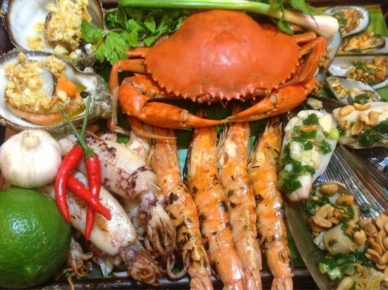 Thưởng thức hải sản: Hải sản Nha Trang nổi tiếng với độ tươi ngon, chủng loại phong phú và giá cả hợp lý. Du khách có thể thưởng thức các loại tôm, sò, ốc... cùng cốc bia mát lạnh tại các quán ăn trên đường bờ kè, đường Trần Phú, làng biển...