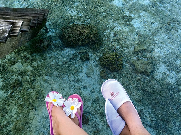 Ngồi ở lan can resort có thể nhìn thấy tận đáy biển. Ảnh: Hạ Quyên