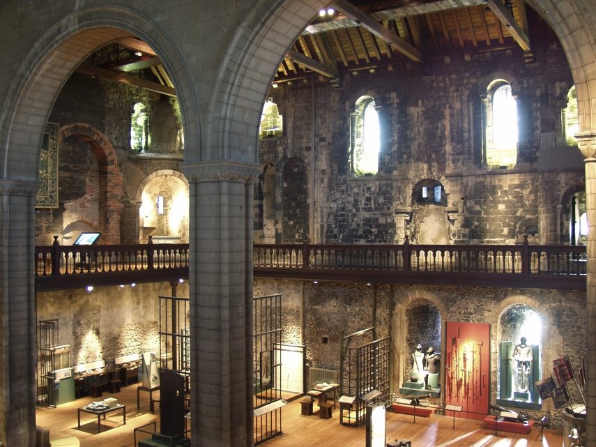 Mỗi phòng trong lâu đài đều có một truyền thuyết riêng. Các du khách khẳng định đã nhìn thấy những bóng đen và khối cầu bí ẩn. Nhiều trường hợp cho rằng mình đã bị tấn công, đẩy ngã hay cào xước, nghe thấy giọng của quân lính, phụ nữ, trẻ em và các thầy tu cầu nguyện.