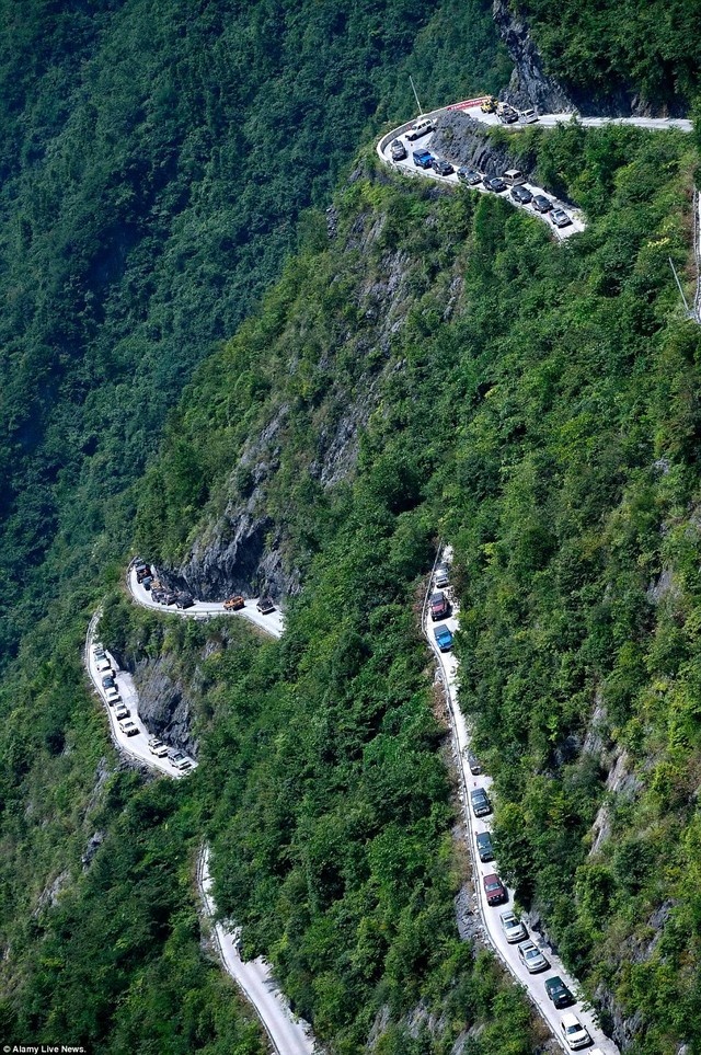 Theo người dân địa phương, con đường được chính họ xẻ đá, trải đường lên đỉnh núi cách đây khoảng 30 năm. Trên đỉnh núi, phần thưởng dành cho những tay lái can đảm là quang cảnh hùng vĩ, ngoạn mục phía dưới.