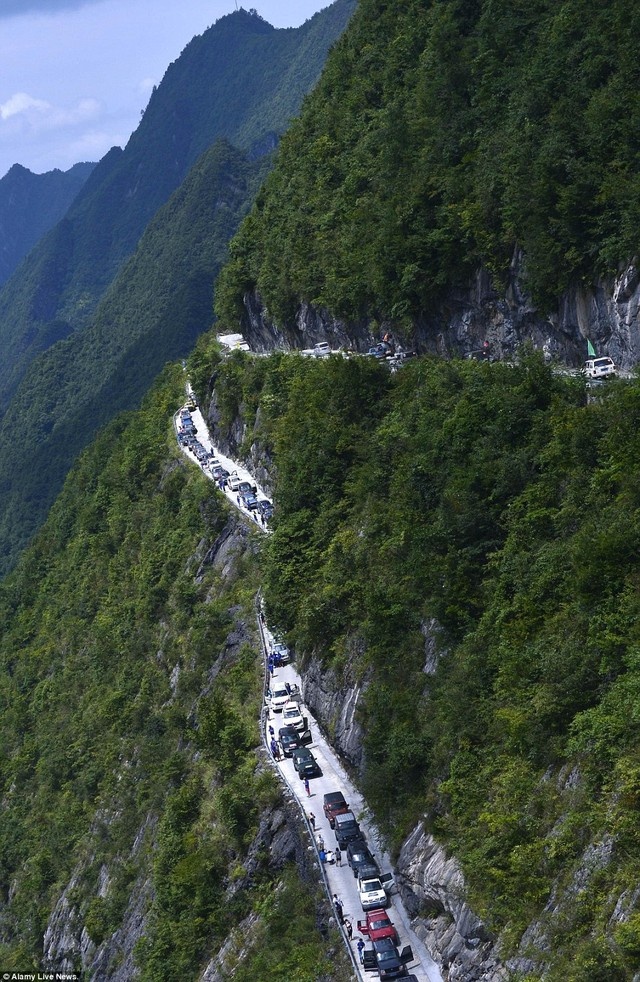 Trên đỉnh núi, khách du lịch thực sự bị thu hút bởi cảnh đẹp mê hồn của vùng núi nơi đây.