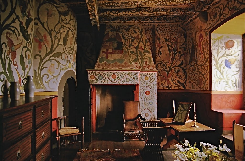 Một số phòng trong lâu đài được dùng làm nơi nghỉ cho du khách. Trong số đó, một phòng từng thuộc về Nữ bá tước Agnes. Giường ngủ, áo giáp và rìu chiến của bà vẫn còn trong phòng. Tương truyền, bà đã chết khi bảo vệ lâu đài khỏi một kẻ cầu hôn không mong muốn và vẫn ám lâu đài tới tận ngày nay.