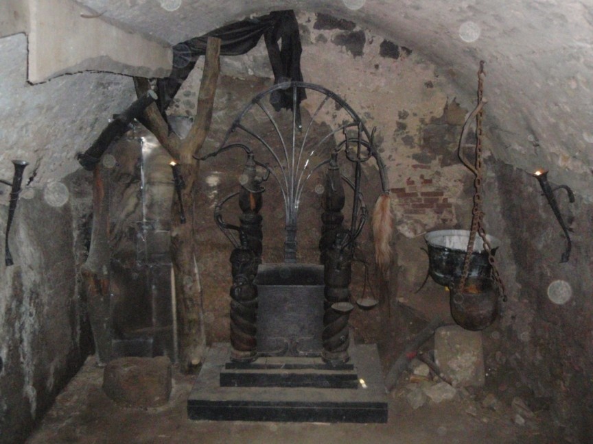 Theo truyền thuyết, lâu đài có rất nhiều sinh vật huyền bí, trong đó có một quái vật phần người, phần ếch và phần chó bull. Linh hồn một thầy tu điên cầm búa được cho là tấn công bất cứ du khách nào tới gần lâu đài. Họ cũng cho biết đã thấy một hàng dài các hồn ma bị xích lại với nhau, cầm đầu mình trong tay, bị tra tấn bởi một con chó quỷ.