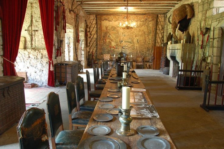 Một hồn ma nổi tiếng khác ở đây là Quý bà Mary Berkeley, vợ Lãnh chúa Grey of Wark. Chồng Mary Berkeley đã bỏ đi cùng em gái bà, để bà ở lại một mình chăm sóc con gái. Theo đồn đại, linh hồn bà vẫn lang thang qua các hành lang lâu đài, tìm kiếm người chồng đã bỏ rơi mình. Ảnh: Pinterest.