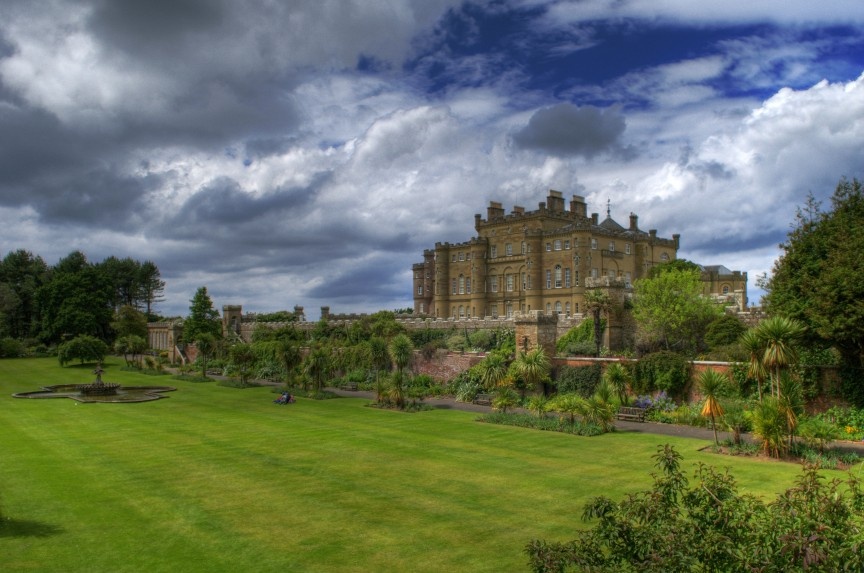 Lâu đài Culzean, Scotland: Culzean được Hiệp sĩ Thomas Kennedy xây dựng vào năm 1602, nối liền với một lâu đài cổ trên khuôn viên. Lâu đài có hai hồn ma nổi tiếng đã xuất hiện nhiều lần.
