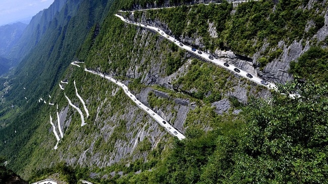 Duong nguy hiem nhat hanh tinh o Trung Quoc hut du khach hinh anh