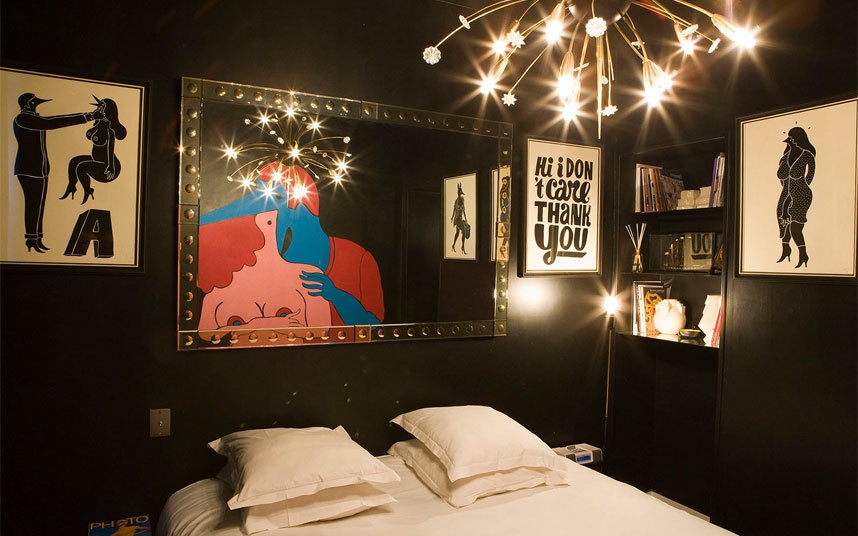 Khách sạn Amour, Paris, Pháp: Tọa lạc ở khu Montmartre sôi động, khách sạn Amour đem lại không khí lãng mạn với chi phí hợp túi tiền. Các phòng ở đây đều có nội thất phong cách, ánh sáng đỏ hấp dẫn và các bức ảnh gợi cảm.