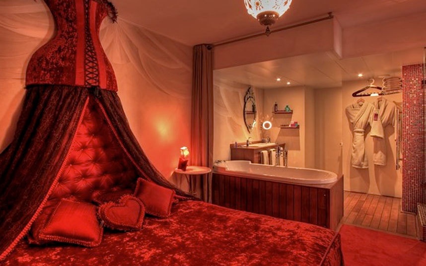 Khách sạn 3.14, Cannes, French Riviera, Pháp: 5 phòng hạng sang của khách sạn này được thiết kế theo chủ đề 5 châu lục. Trong đó, phòng “châu Âu” mô phỏng Paris thời Belle Epoque, với hương hoa hồng và tuyết tùng, đưa du khách vào “không khí nồng nhiệt của Kinh đô Ánh sáng và những hộp đêm ở Montmartre”.