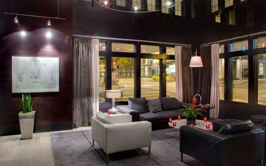 Phòng Sweet Surrender, khách sạn Max, Seattle, Mỹ: Bước vào phòng, bạn sẽ thấy những cánh hồng đỏ được rải khắp nơi, một chai rượu lạnh và chocolate. Bạn sẽ khám phá ra những dây buộc bằng satin, bịt mắt, cùng các dụng cụ đặc biệt khác trong phòng.