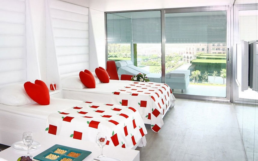 Khách sạn Adam and Eve, Thổ Nhĩ Kỳ: Được mô tả là “khách sạn quyến rũ nhất thế giới”, các phòng ở Adam and Eve được thiết kế rất phong cách, với các bể tắm xoáy, bể xông hơi, hệ thống đèn LED ấn tượng và các tường lắp gương. Khách sạn còn có quầy bar dài nhất thế giới, lên tới 175 m.