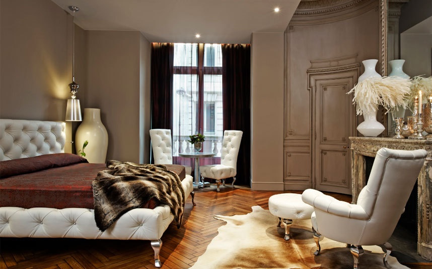 Khách sạn Derby, Paris, Barcelona và Madrid: Du khách có thể làm cho trải nghiệm du lịch và tình yêu của mình trở nên thú vị hơn với gói dịch vụ Stay&Pleasure tại các cơ sở của chuỗi khách sạn Derby ở Paris (Pháp), Barcelona và Madrid (Tây Ban Nha).