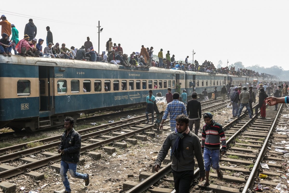 Ở Bangladesh, thu nhập của người dân tăng nhanh hơn độ mở rộng cơ sở hạ tầng của đất nước. Chính quyền Dhaka, thủ đô Bangladesh, đang lên kế hoạch xây dựng một hệ thống chuyên chở nhanh hơn hoàn tất vào năm 2019.