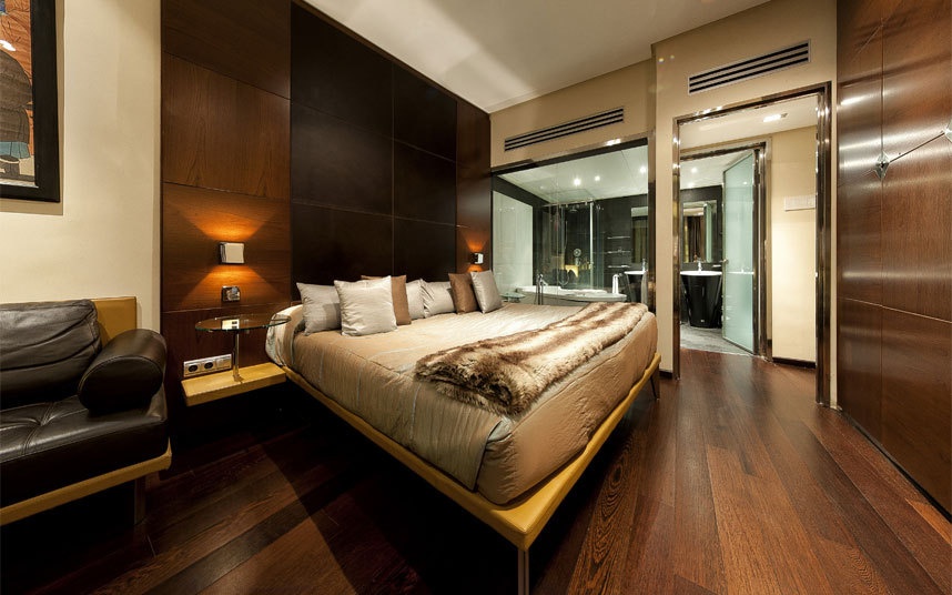 Stay&Pleasure gồm bữa ăn sáng tại phòng dành cho 2 người, một chai champagne, dâu tây phủ chocolate và một hộp đựng đồ chơi, dụng cụ cùng các bí quyết từ Lily Blossom.