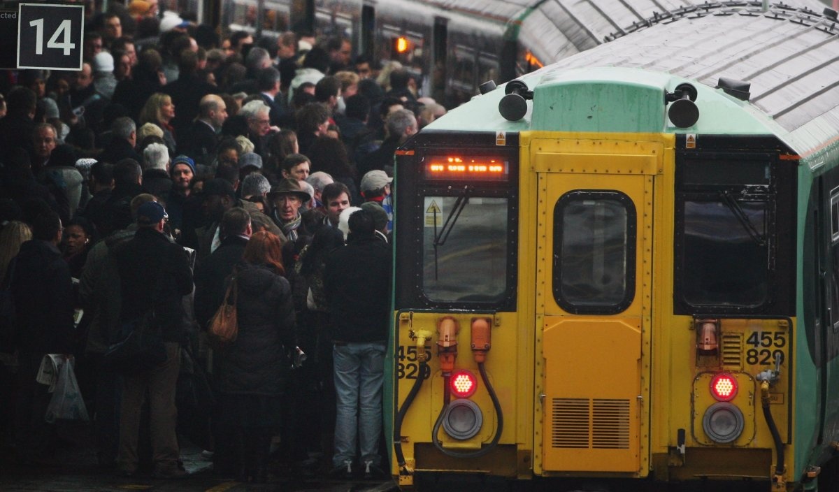 Ga Clapham Junction ở London vào giờ cao điểm. Hệ thống đường sắt của thành phố thường quá tải 40% vào những giờ cao điểm, khác với dịch vụ tàu điện ngầm nổi tiếng thế giới của London.