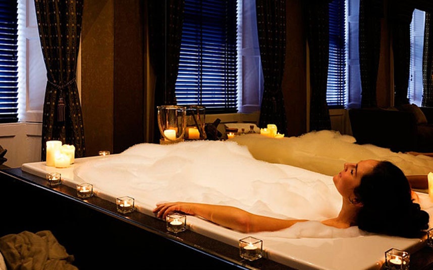 Gói 50 Plaids of Wa-Hay, khách sạn Nira Caledonia, Edinburgh, Anh: Đặt gói này, du khách sẽ được thưởng thức một bữa ăn toàn các món kích thích, massage đôi, dịch vụ phòng 24/24, kèm theo một hộp đen với các dụng cụ tương tự như trong Fifty Shades of Grey.