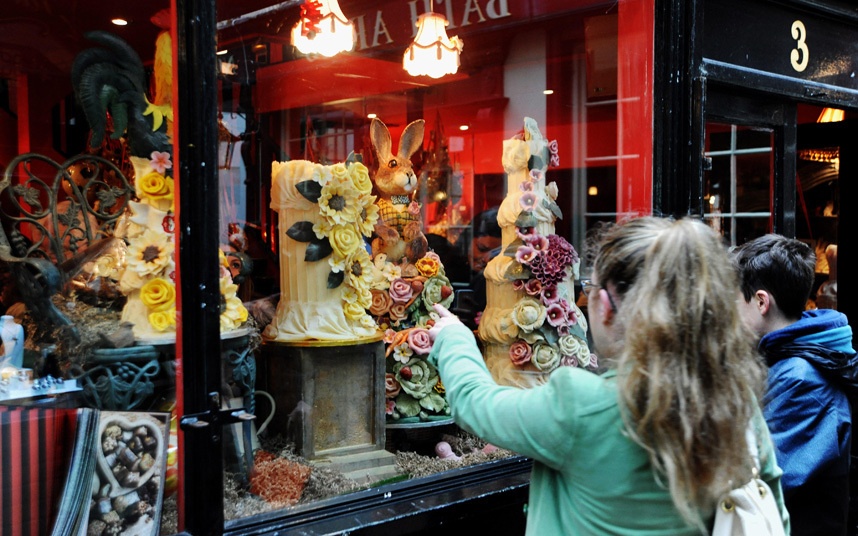 Choccywoccydoodah, Brighton, Anh: Nằm ở thành phố của dân du mục - Brighton, Choccywoccydoodah chuyên các loại chocolate đầy sáng tạo, từ bánh cưới tới những hình động vật đáng yêu. Tầng trệt của cửa hàng mới chỉ là khởi đầu, ở tầng trên, bạn sẽ thấy vườn bánh, bếp phù thủy, quán cà phê Bar du Chocolate và phòng Đế chế. Ở quán cà phê, những người làm chocolate sẽ đem lại cho du khách đủ món ngon, từ chocolate nóng tới sinh tố kem, bánh ngọt ăn cùng kem lạnh và chocolate nóng chảy.