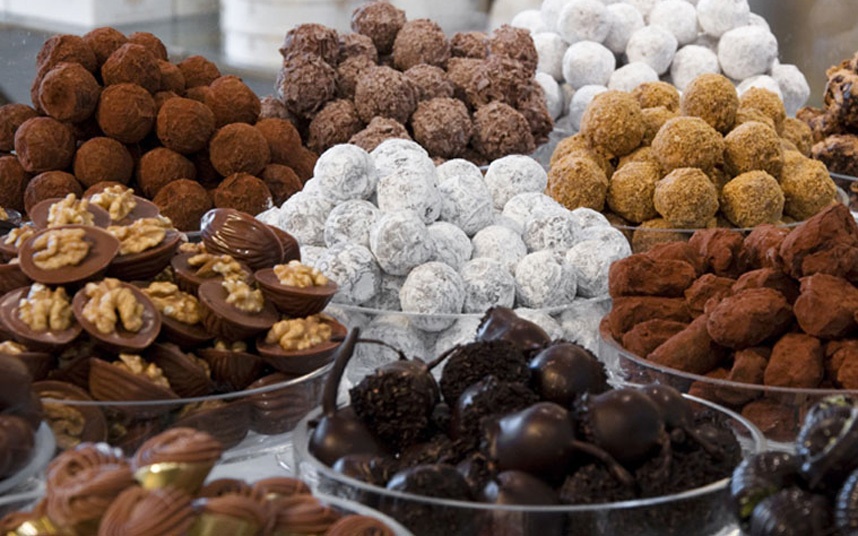 Mary, Brussels, Bỉ: Mary Delluc mở cửa hàng chocolate từ năm 1919 ở Brussels. Cửa hàng có phòng trà bày đủ loại bánh và chocolate với nhiều hương vị độc đáo. Sản phẩm được đặt trong các hộp làm tay, bọc lụa hoặc sơn màu riêng.