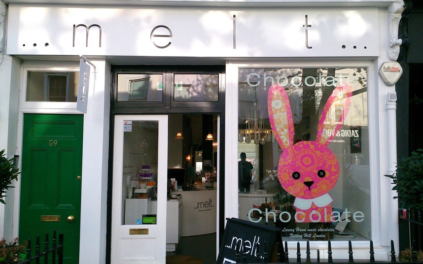 Melt, London, Anh: Cửa hàng đầu tiên của Melt mở cửa năm 2006 ở trung tâm Notting Hill, dưới sự quản lý của Louise Nason. Khu bếp mở cho du khách quan sát đầu bếp làm các món từ chocolate đoạt giải thưởng ẩm thực. Bạn có thể tự chọn chocolate, macaron và caramel với khay gỗ được cung cấp.