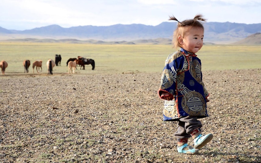 Sa mạc Gobi: Nổi tiếng với con đường Tơ Lụa và là nền móng của đế chế Mông Cổ, sa mạc Gobi có những thảo nguyên mênh mông, các hoang mạc khô cằn và các dãy núi hiểm trở. Nóng nực vào ban ngày và lạnh giá vào ban đêm, điều kiện sống ở sa mạc Gobi rất khắc nghiệt. Du khách có thể tới thăm các khu khảo cổ và các gia đình du mục.