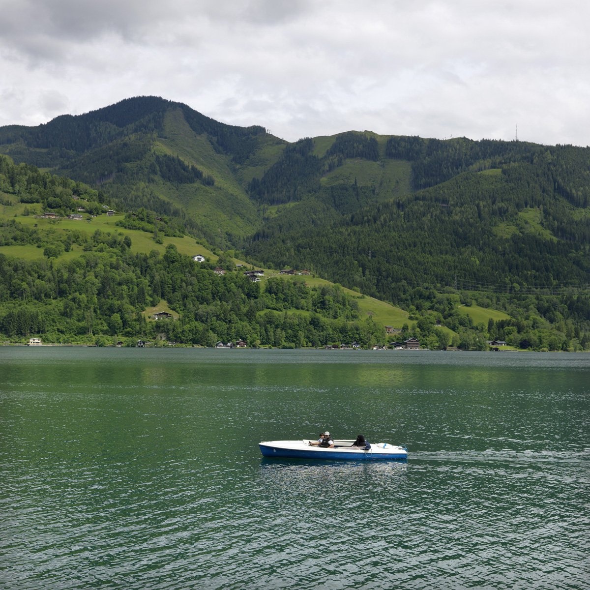 Đi thuyền trên hồ Zell am See là một hoạt động phổ biến với du khách. 