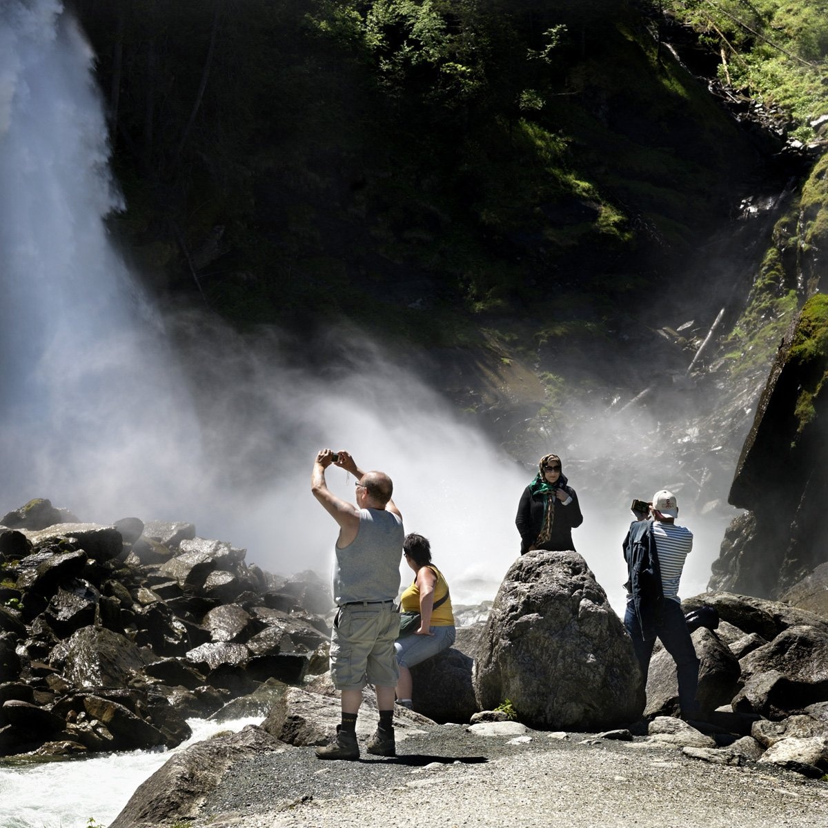 Cạnh thác nước, Maryam tới từ Oman đang tạo dáng chụp ảnh. Cô tới đây cùng chồng là Saleh trước khi đến Salzburg: “Mọi người đều bàn tán về nơi này. Với chúng tôi, đây là thiên đường”. 