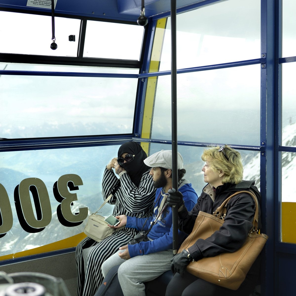 Một gia đình đang trên đường tới đỉnh cao nhất (3.200 m) của sông băng Kirzsteinhorn.