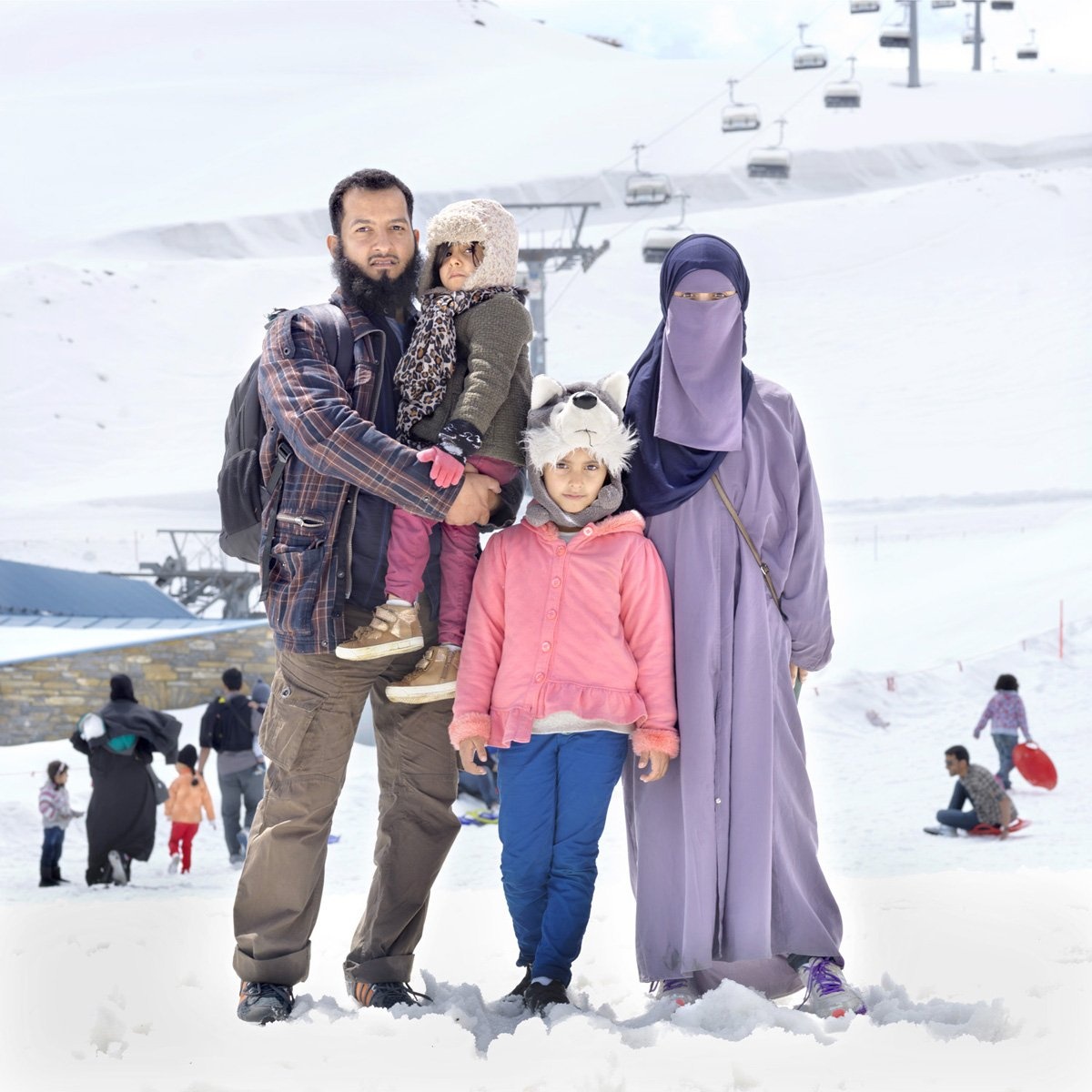 Gia đình này đến từ Ả Rập Saudi, nơi nhiệt độ hiện giờ đã lên tới 50 độ C. Họ muốn tận hưởng không khí mát mẻ hơn ở đây. Người con út không chịu được lạnh.