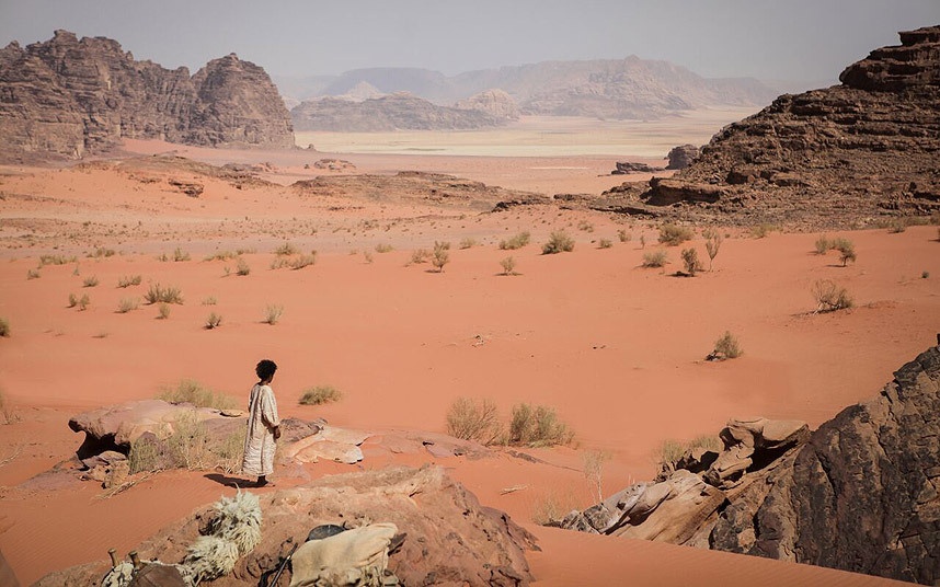 Ngày nay, những khu vực dễ tiếp cận của Wadi Rum đã được đưa vào khai thác du lịch, nhưng vẫn còn nhiều nơi hoang vu mà du khách chỉ đến được khi có các hướng dẫn viên giàu kinh nghiệm.