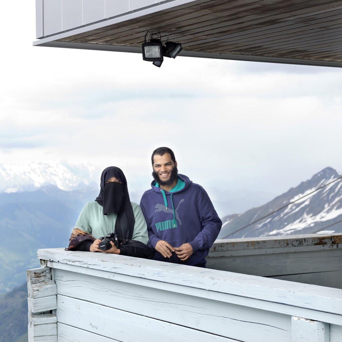 Mai đến từ Kuwait vui vẻ với khăn trùm đầu ấm áp của mình. Cô là giáo viên một trung tâm giữ trẻ và Mohamet đang học thạc sĩ ngành lịch sử Hồi giáo. Họ cùng nhau đi một chuyến du lịch dài 3 tuần. Cô cho biết người dân ở đây rất tốt bụng.  