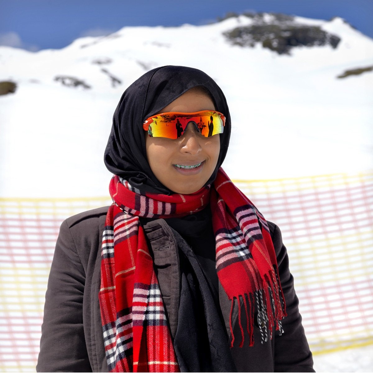 Cô gái này đeo một cặp kính màu sắc và một chiếc khăn ấm áp. 