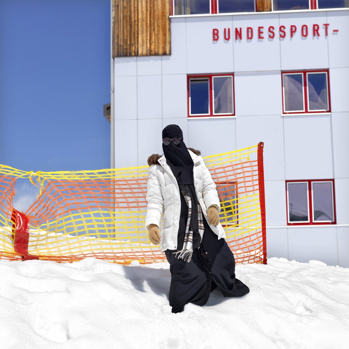 Maryan, 21 tuổi, đến từ Dubai, hào hứng: “Chúng tôi có lạc đà thay cho xe kéo”. Cô tới đây cùng anh trai và gia đình của anh.  