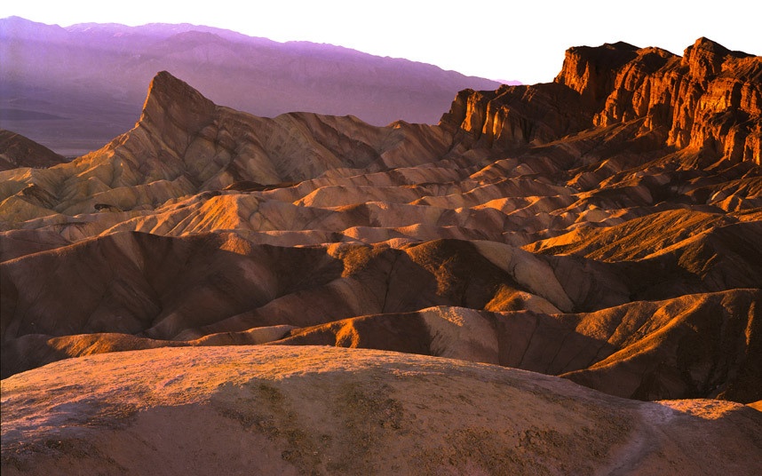 Thung lũng Tử Thần, Mỹ: Khu vực nóng nhất, khô nhất và thấp nhất Bắc Mỹ này nằm ở Đông California. Đây là một trong những nơi nóng nhất thế giới, do nằm ở độ sâu 86 m dưới mực nước biển và dãy núi xung quanh giữ lại lượng nhiệt. Nhiệt độ thường xuyên lên tới 49 độ C.