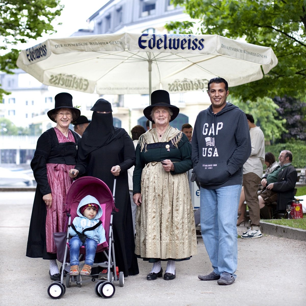 Ali và Samira tới từ Ả Rập Saudi chụp ảnh cùng người dân địa phương trong lễ hội truyền thống Zell Edelweisen. Điểm đến tiếp theo của họ là London.