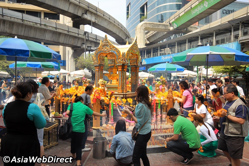 Với hàng nghìn người tới khu vực đền mỗi ngày, đây là một trong những địa điểm đông du khách nhất Bangkok.