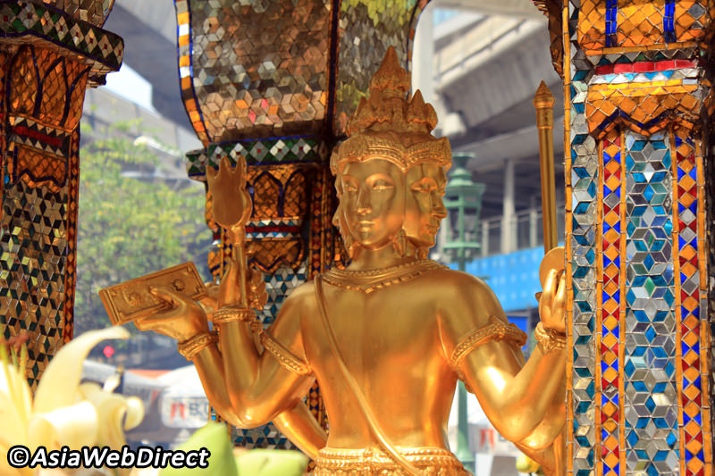 Than Tao Mahaprom là vị thần Hindu tượng trưng cho lòng tốt, từ bi, thông cảm và sự công bằng. Bốn đức tính trên được thể hiện trên 4 gương mặt của thần, cả 4 mặt đều toát lên sự thanh thoát. 