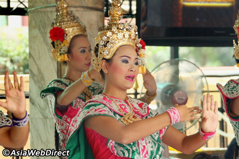 Một trong những trải nghiệm tuyệt vời ở Bangkok là xem các điệu múa truyền thống của Thái Lan hay múa lân ở đền Erawan.