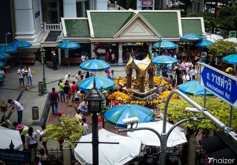 Erawan là đền thờ của đạo Hindu, nhưng lại thu hút nhiều du khách hơn nhiều đền thờ Phật giáo ở Bangkok, Thái Lan. 