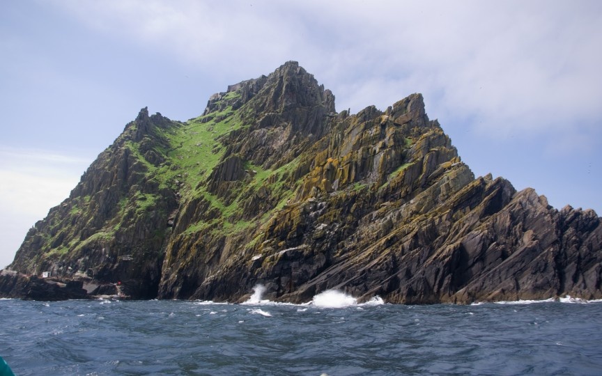 Đảo Skellig Michael, Ireland: Nằm ở Ấn Độ Dương, cách bán đảo Iveragh của Ireland 11,6 km và là nơi ở của các thầy tu từ thế kỷ 6. Hòn đảo bị bỏ hoang vào những năm cuối thế kỷ 12, nhưng du khách vẫn có thể thấy những gì còn lại của tu viện cổ. Khu vực này trở thành Di sản Thế giới vào năm 1996  do những nét độc đáo về văn hóa và là ví dụ điển hình cho những khu định cư tôn giáo của thời kỳ đầu.