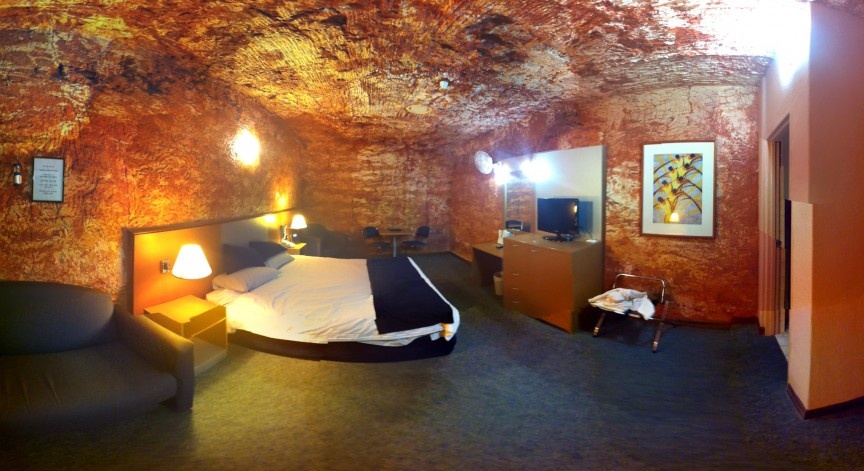 Coober Pedy, Australia: Đi vào hoạt động từ năm 1915, Coober Pedy là mỏ đá mắt mèo lớn nhất thế giới. Cả thị trấn Coober Pedy nằm dưới lòng đất, gồm các ngôi nhà, quán bar, nhà thờ, cửa hàng, thậm chí cả một phòng tranh. Do ban ngày nhiệt độ trên mặt đất lên tới 50 độ C, các thợ mỏ đã đào sâu vào khu đồi đất sét và lòng đất để có nơi trú chân. Nhà của họ không thiếu các tiện nghi hiện đại, có đủ nhà bếp, tủ đồ và tivi.