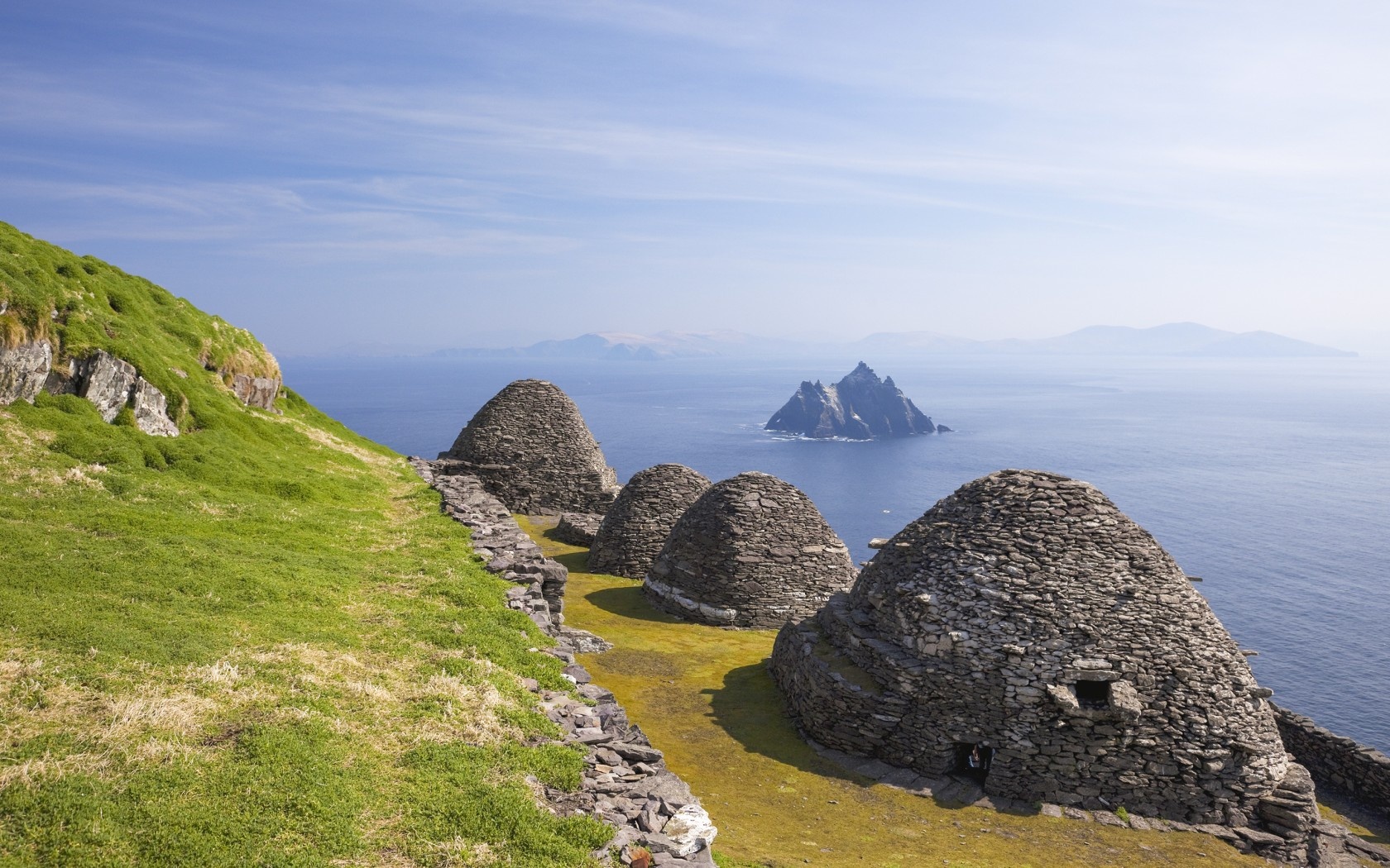 Để tới đảo, bạn phải đi tàu một tiếng đồng hồ qua tuyến đường thường xuyên có sóng lớn. Tới nơi, bạn sẽ phải leo 600 bậc thang với gió mạnh thổi một bên, không có biện pháp đảm bảo an toàn vì cầu thang được xây dựng từ 1.300 năm trước. Hai người đã mất mạng khi trèo lên cầu thang này, nhưng việc thêm hàng rào bảo vệ sẽ làm mất đi sự hấp dẫn nên nơi này vẫn được để nguyên. Đồng thời, ở đây không có thức ăn, nước uống, nhà vệ sinh hay chỗ trú.