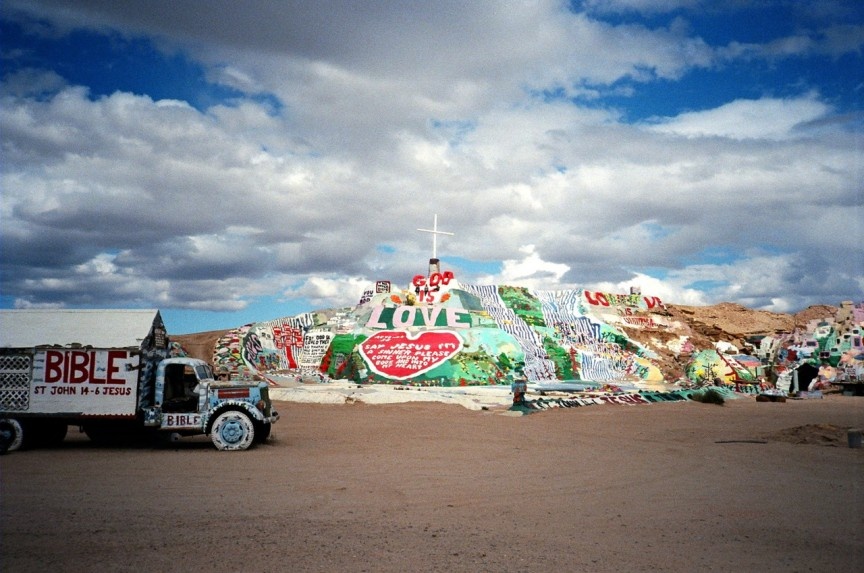 Thành phố Slab, California, Mỹ: Nằm sâu trong vùng hoang vu của California là những gì còn lại của một doanh trại cũ, sau này nơi đây đã phát triển thành khu đỗ nhà xe di động. Thành phố Slab không có nước máy, đường ống và xung quanh là những khối bê tông còn lại của doanh trại. Có khoảng 100 người sống tại đây quanh năm, vào mùa đông con số này lên tới 3.000 người. Họ tới trên những chiếc nhà xe di động và ở lại vài tháng, nhiều người do thiếu tiền, nhiều người do muốn có không gian yên tĩnh. Không có luật lệ, cộng đồng này duy trì sự tôn trọng lẫn nhau và tự hào coi đây là “nơi tự do cuối cùng trên nước Mỹ”.